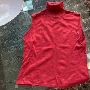 Sleeveless turtleneck